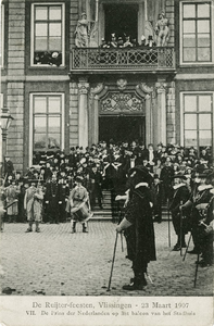 600-134 De Ruijter-feesten, Vlissingen - 23 Maart 1907 VII. De Prins der Nederlanden op het balcon van het Stadhuis. ...