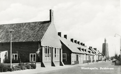 600-18 Westkapelle, Zuidstraat. Gezicht op de Zuidstraat te Westkapelle met op de achtergrond de vuurtoren