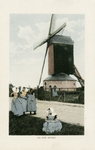 600-183 Bij den molen. Meisjes in dracht bij de molen te Kapelle