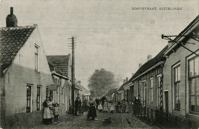600-193 Dorpstraat, Biezelinge. Poserende personen in de Dorpstraat te Biezelinge