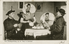 600-207 Een Zondagmiddag op de Thee in Zeeland. Vier personen in dracht op theevisite