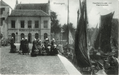 600-21 Vlissingen Visschersvrouwen met Visschersvloot.. Vissersvrouwen en vissersschepen bij het bureau van politie te ...