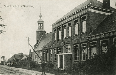 600-231 School en Kerk te Stavenisse. De school en de Nederlandse Hervormde kerk te Stavenisse