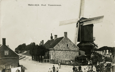 600-234 Molendyk Oud Vossemeer.. Gezicht op de Molendijk met molen (afgebroken in 1915) te Oud-Vossemeer