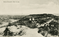 600-238 Westen-Schouwen, Duin en zee. Personen met een hond in de duinen bij Westenschouwen