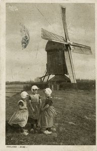 600-241 Zeeland - Zuid -. Drie meisjes in dracht bij de molen van 's-Heerenhoek