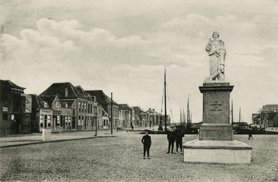 600-242 Brouwershaven, Markt. De Markt te Brouwershaven met het standbeeld van Jacob Cats