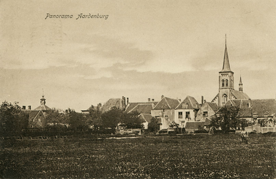 600-253 Panorama Aardenburg. Gezicht op Aardenburg met rechts de Rooms Katholieke kerk en links de Westpoort of Kaaipoort