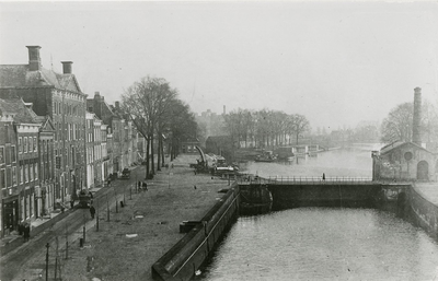 600-29 Gezicht op de Rotterdamsekaai met het Oost-Indisch Huis, het droogdok en de buitenhaven te Middelburg, met ...