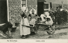 600-91 Na schooltijd. Zeeland. Drie kinderen in dracht met een kruiwagen op een boerenerf