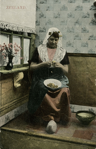 600-93 Zeeland.. Een vrouw in dracht bezig met aardappelen schillen