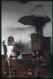 604-11 De preekstoel in de Nederlandse Hervormde kerk aan het Kerkplein te Biggekerke