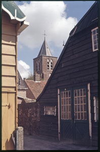 604-13 Gezicht op de toren van de Nederlandse Hervormde kerk vanuit de Wagenmakersstraat te Biggekerke
