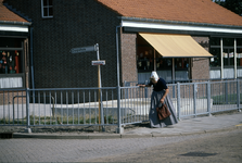 604-16 Een bejaarde vrouw in Walcherse dracht onderweg naar het stembureau in het dorpshuis aan de Schuitvlotstraat te ...