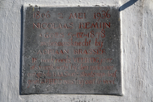604-18 Een gedenksteen van de molenaarsknecht Nicolaas Remijn aan de Molen van Brasser aan de Oostweg te Biggekerke