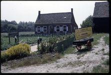 604-34 Reclamebord van meubelbedrijf Rotanneke bij een boerderij aan de Dorpsstraat te Gapinge