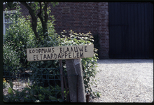 604-35 Een reclamebord voor Koopmans blaauwe eetaardappelen te Gapinge