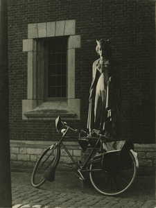 605-2-111 Standbeeld van een edelvrouwe op het Binnenhof achter het Stadhuis te Middelburg