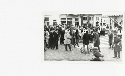 605-6-24 Intocht van de TV-Sinterklaas (A. van Oorschot) te Vlissingen. Aankomst op het Beursplein.