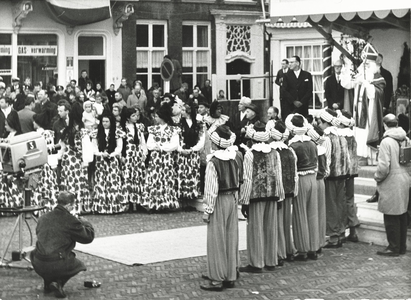 605-6-25 Intocht van de TV-Sinterklaas (A. van Oorschot) te Vlissingen. Ontvangst door de burgemeester op het Beursplein