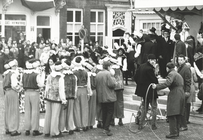 605-6-26 Intocht van de TV-Sinterklaas (A. van Oorschot) te Vlissingen. Ontvangst door de burgemeester op het Beursplein