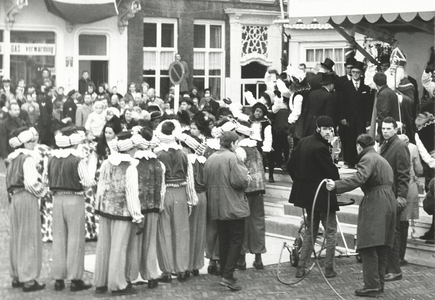 605-6-26 Intocht van de TV-Sinterklaas (A. van Oorschot) te Vlissingen. Ontvangst door de burgemeester op het Beursplein