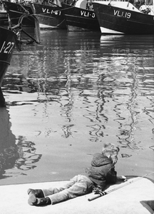 605-6-89 Liggend jongetje met een hengel bij de vissershaven te Vlissingen