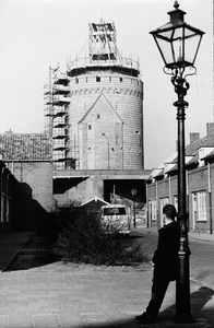 605-7-20 De Gevangentoren in de steigers te Vlissingen gezien vanuit de Westpoortstraat