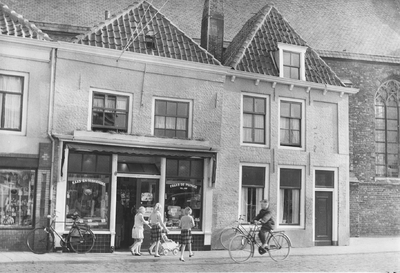 605-7-3 Winkelpanden aan de Oude Markt naast de St. Jacobskerk te Vlissingen