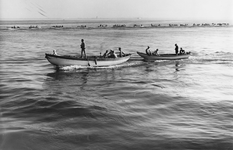 605-7-4 Voortgetrokken sloepjes op de Westerschelde bij Vlissingen. Een PSD-boot en Breskens op de achtergrond