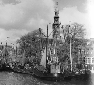 605-7-44 Arnemuidse vissersschepen in de haven te Veere