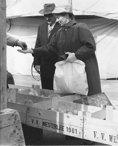 605-7-9 Een man en een vrouw bij een fruitkraam op de markt in Vlissingen