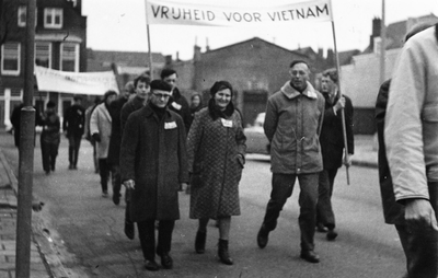 605-8-6 Demonstranten van de Vietnamdemonstratie in de Brouwenaarstraat te Vlissingen