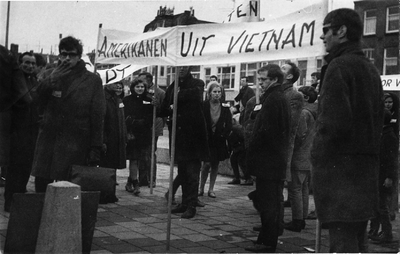 605-8-8 Start van de Vietnamdemonstratie op het Stadhuisplein te Vlissingen