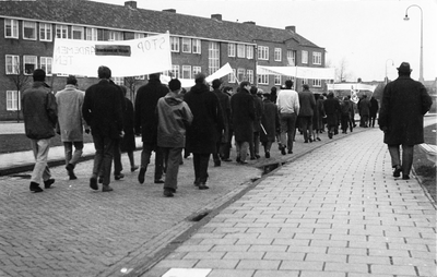 605-8-9 Lange rij demonstranten met spandoeken tegen het optreden van de Amerikanen in Vietnam in de (vermoedelijk) ...