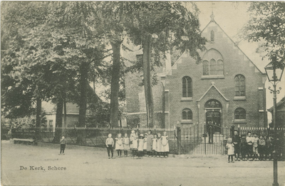 606-13 De Kerk, Schore. Poserende kinderen bij de voormalige Nederlandse Hervormde kerk te Schore
