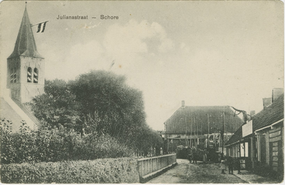 606-18 Julianastraat - Schore. De Julianastraat te Schore met links de toren van de voormalige Nederlandse Hervormde kerk