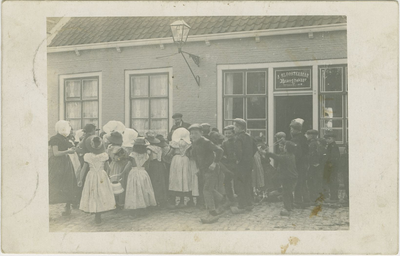 606-78 Kinderen in dracht voor de winkel van broodbakker J. Kloosterman