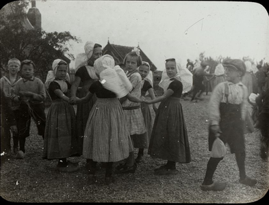 617-33 Schoolkinderen maken een rondedansje te Grijpskerke