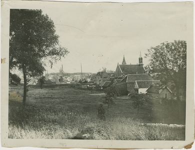 619-35 Gezicht op Terneuzen vanaf het weiland van Vercouteren. Rechts de gereformeerde kerk en links de molen aan de Markt