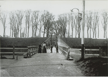 619-71 Een groep personen op een vestingbrug te Terneuzen