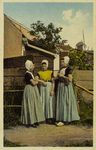 624-123 Groet uit Zeeland - Zeeuwsch Dorpsleven. Drie meisjes in Walcherse dracht in de Molenweg te Westkapelle; Links ...