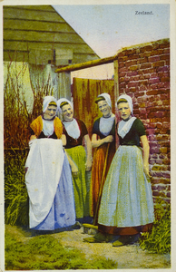 624-125 Zeeland. Vier meisjes in Walcherse dracht in d'Arke te Westkapelle; v.l.n.r.: Janna Brasser (Janna Buuk) Maatje ...