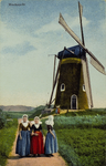 624-136 Westkapelle. Drie meisjes in Walcherse dracht (links: Maria van Sighem, midden Pieternella van Sighem) voor de ...