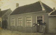 624-148 Het café In de Zwaluw aan de Noordstraat te Westkapelle. Op de stoep, v.l.n.r.: Johanna Adriaanse-Minderhoud ...