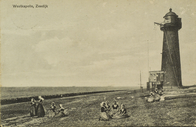 624-15 Westkapelle, Zeedijk. Het kustlicht, ook wel het IJzeren torentje genoemd, op de zeedijk van Westkapelle met ...