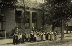 624-156 Schoolkinderen met hun onderwijzers (links dhr Kooiman en rechts dhr Pauwelse) voor de Christelijke school te ...
