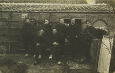 624-174 Een groep in Westkappelse dracht verklede soldaten in Westkapelle