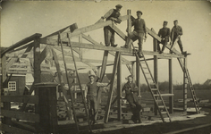 624-175 Het bouwen van de barakken voor de militairen voor de Eerste Wereldoorlog (1914-1918), vermoedelijk te ...