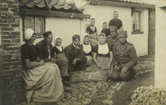 624-176 Militairen en inwoners van Westkapelle tijdens de mobilisatie ten gevolge van de Eerste Wereldoorlog